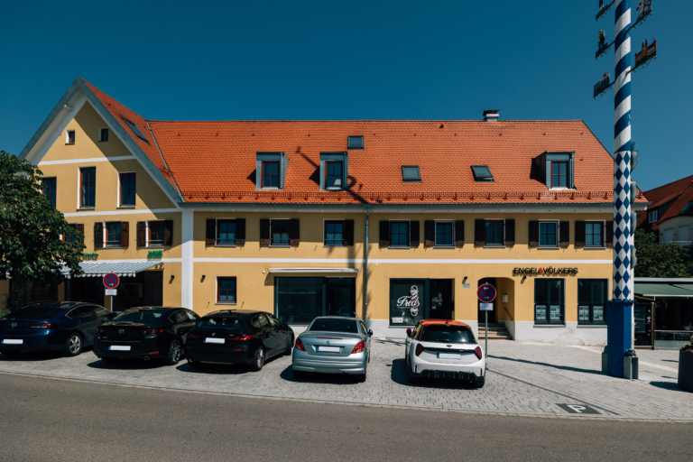 Linea Wohnungen: sanierter Altbau mit neuen Fenstern und Schaufenstern